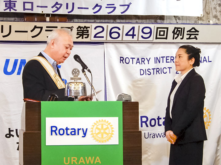 入会式:岡村会長から入会書の授与