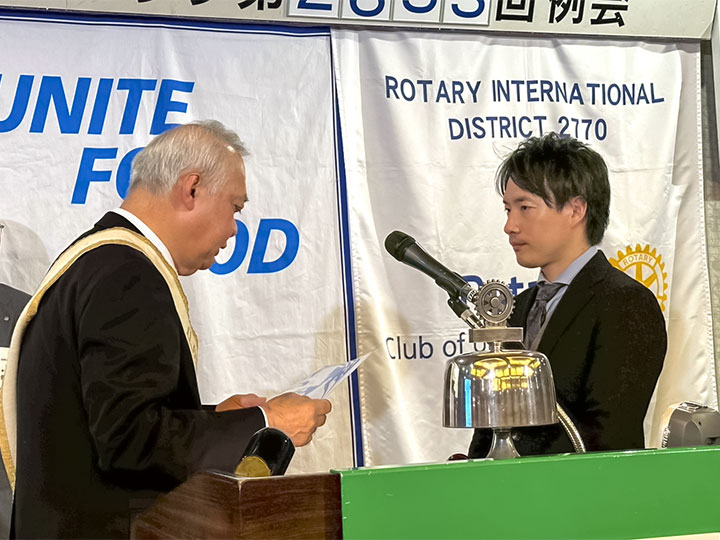 入会式:岡村会長から入会書の授与