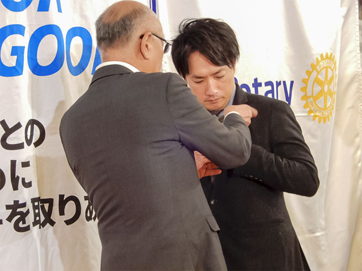 入会式:佐野会員から会員章の授与