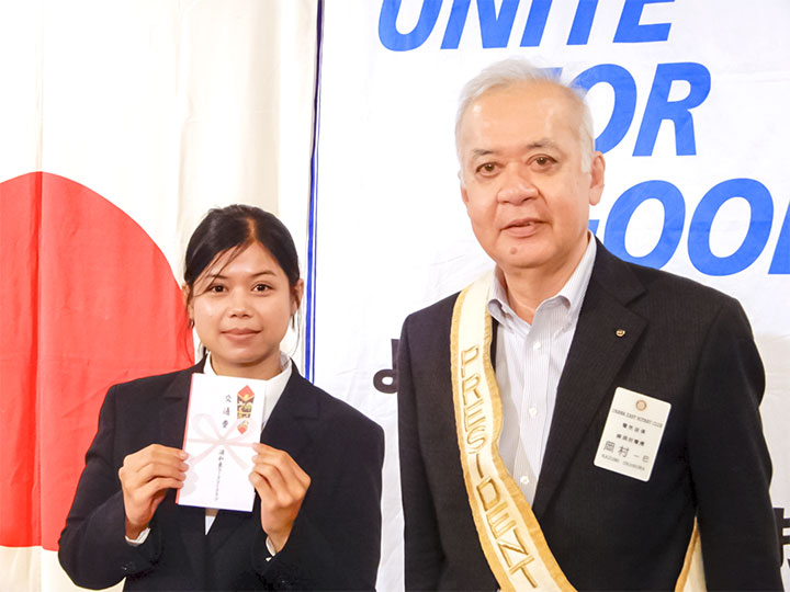 岡本会長からモーモートトゥンさんへお礼