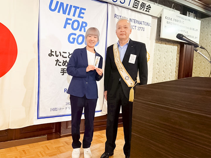 岡村会長からリュウ・メイヒさんへお礼