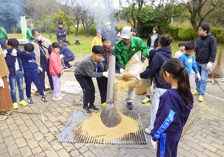 もみ殻をまいて火をつける準備