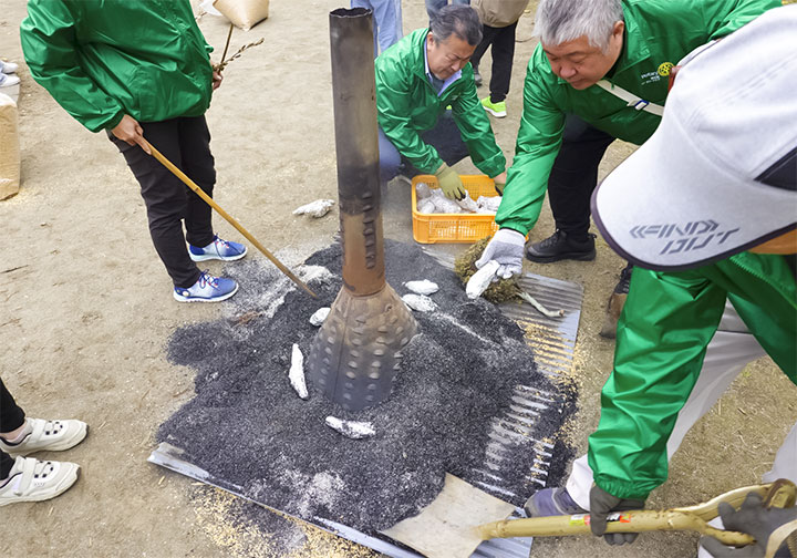 アルミホイールに包んだサツマイモをセット