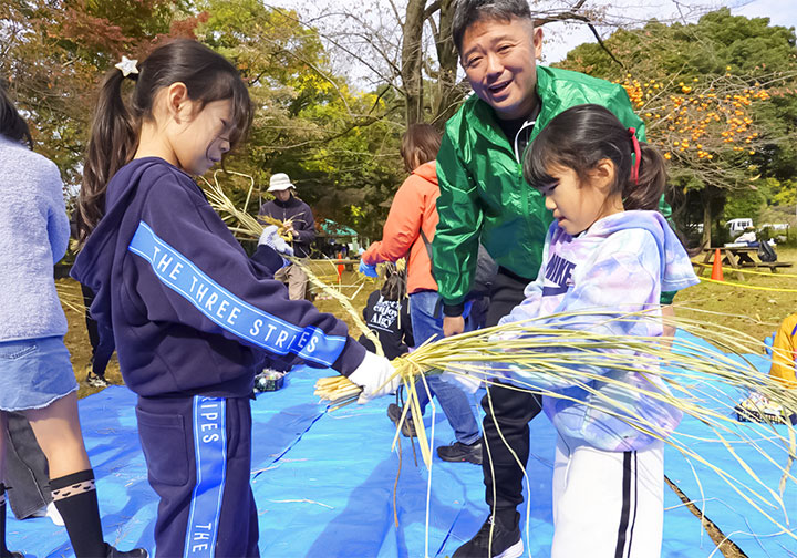 力を合わせてしめ縄づくりに挑戦