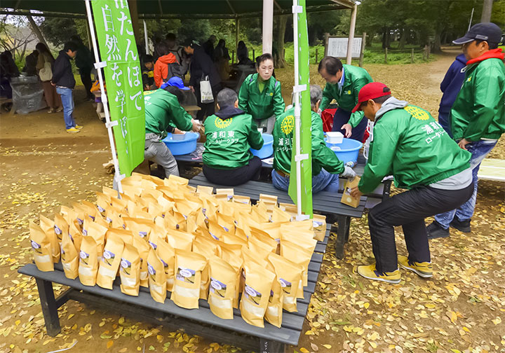 お土産用お米の袋詰め②
