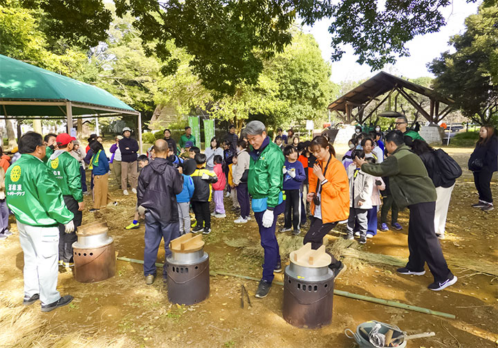 昔ながらの竈炊きご飯の準備