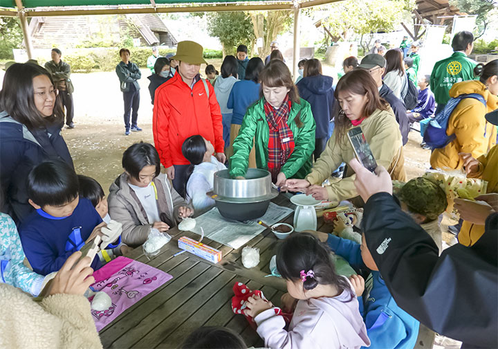 炊けたご飯でおむすびづくり