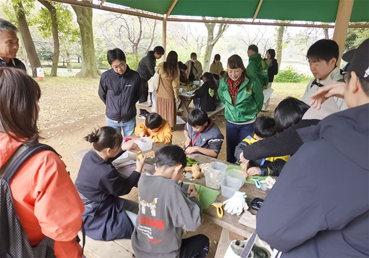 みんなでトン汁の野菜をカット