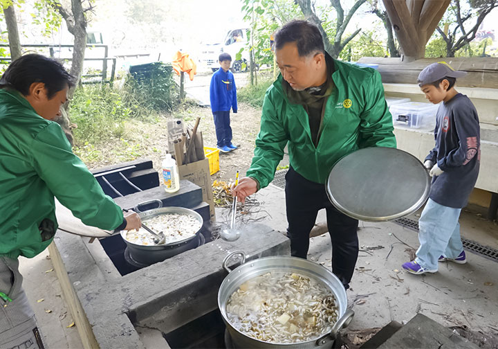トン汁のおいしそうなにおいが広がります