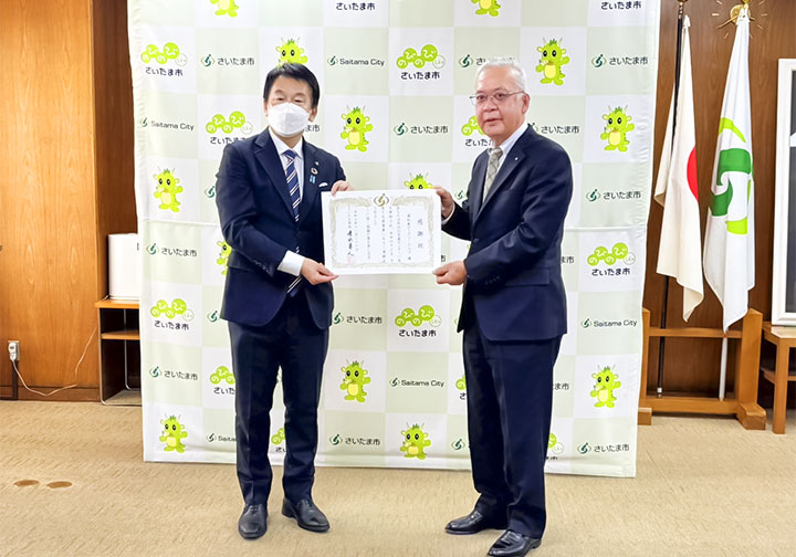 清水市長から岡村会長へ感謝状の贈呈