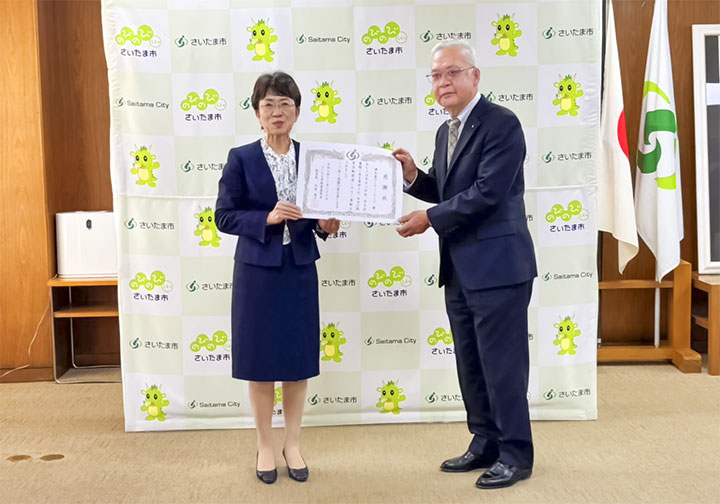 竹居教育長から岡村会長へ感謝状の贈呈